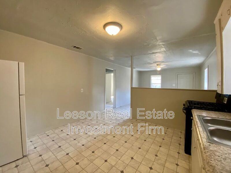 609 Montgomery St - Photo 2 of 12