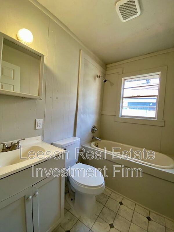 609 Montgomery St - Photo 7 of 12