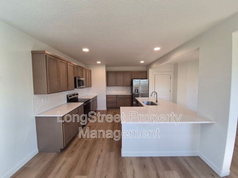 4694 Finch St Se - Photo 4 of 39