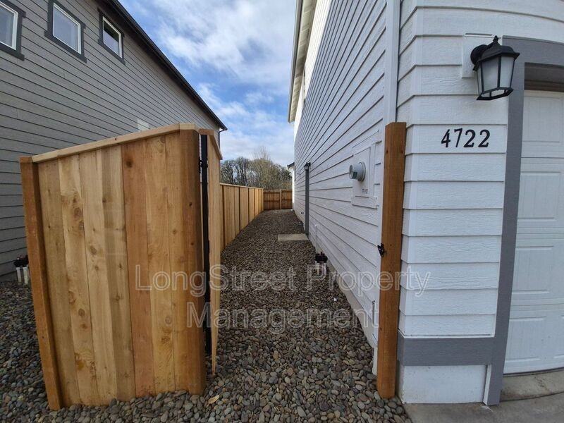 4722 Finch St Se - Photo 4 of 36