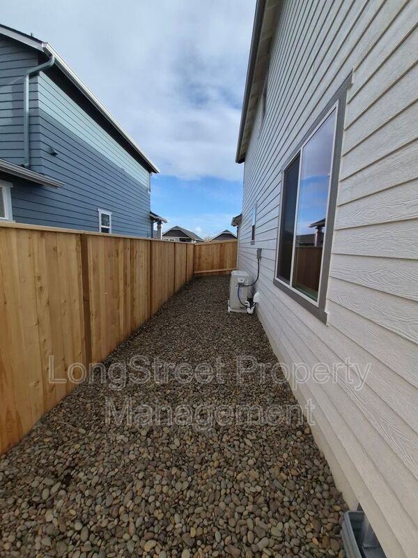 4722 Finch St Se - Photo 5 of 36