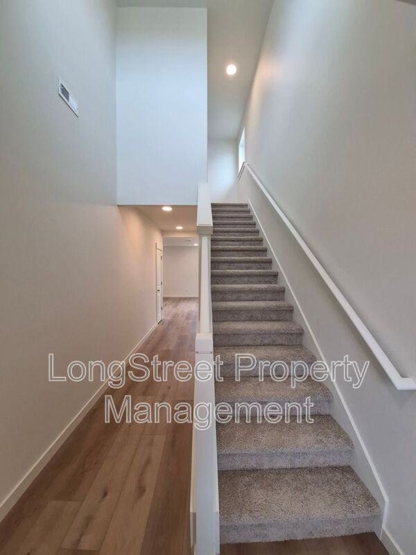 4722 Finch St Se - Photo 6 of 36