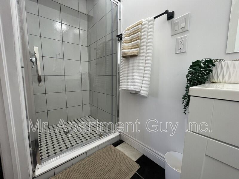 45 St. Paul St W #4 - Photo 7 of 8