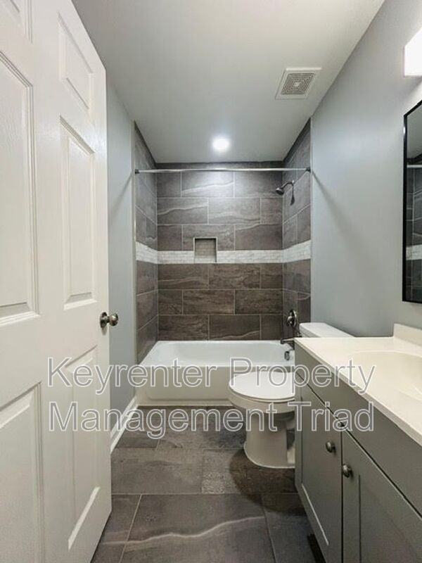 1405 Leonard Ave - Photo 4 of 21