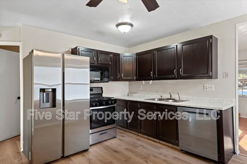 400 Lexington Dr - Photo 3 of 13