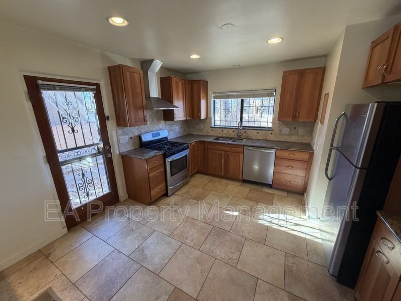 921 Dartmouth Dr Ne - Photo 2 of 20