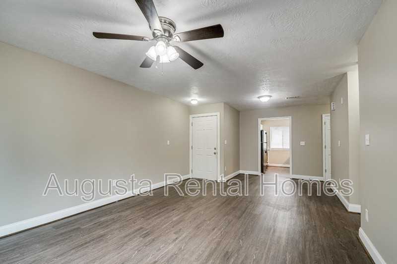 3004 Strickland Ct Apt C - Photo 4 of 21