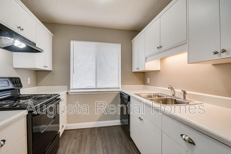 3004 Strickland Ct Apt C - Photo 6 of 21