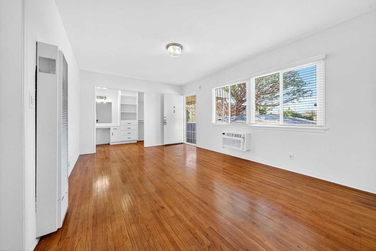 2010 Ocean Park Blvd - Photo 4 of 8