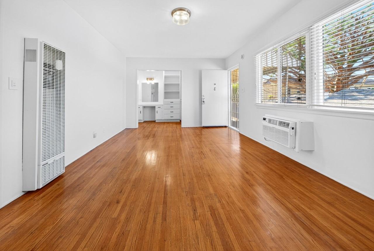 2010 Ocean Park Blvd - Photo 5 of 8