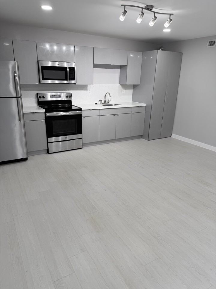 645 NE 10TH AVE - Photo 3 of 24