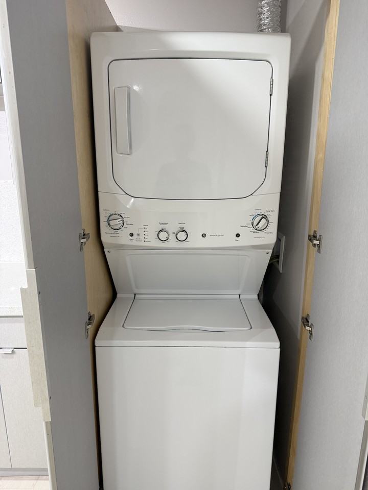 645 NE 10TH AVE - Photo 4 of 24