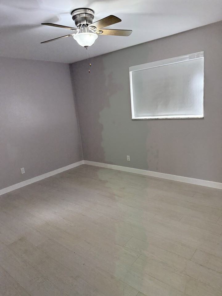 645 NE 10TH AVE - Photo 6 of 24