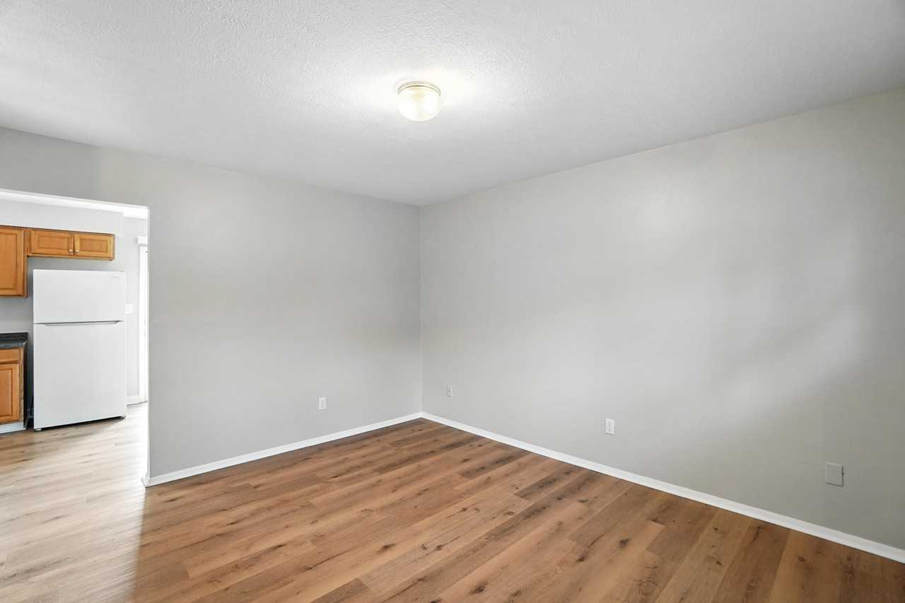 253 South Liberty Street - Photo 4 of 26