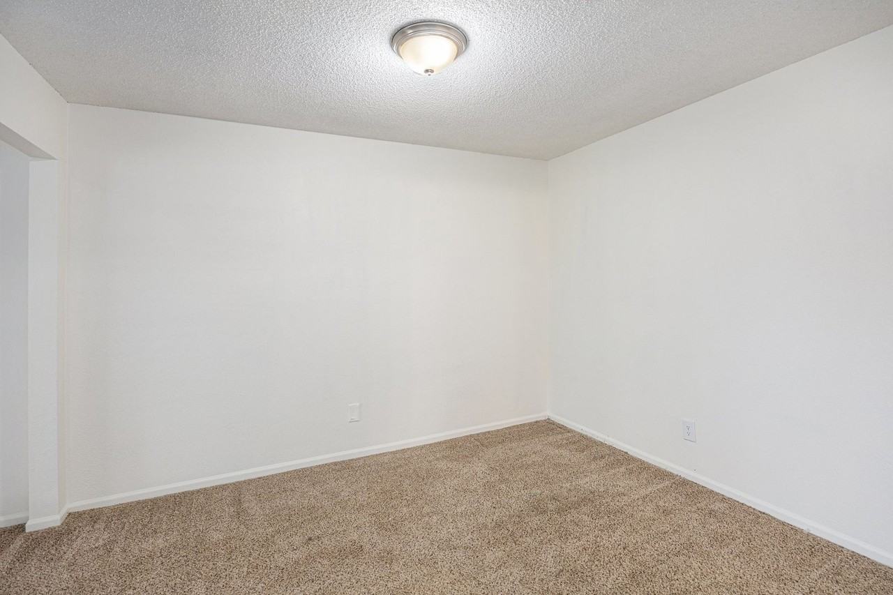 Welcome to The Bluffs – Comfort, Convenience & Value in the Heart of Gladstone - Photo 4 of 48