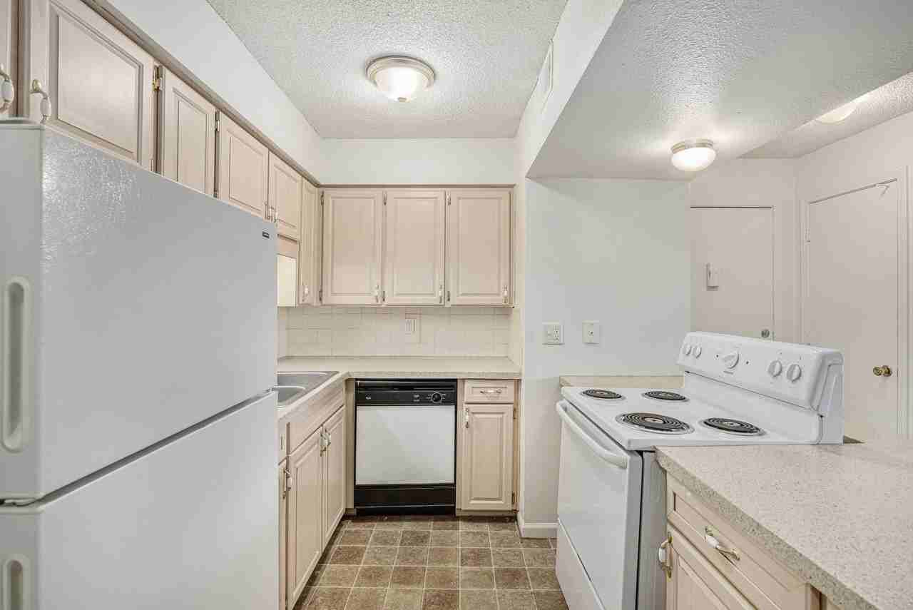 Welcome to The Bluffs – Comfort, Convenience & Value in the Heart of Gladstone - Photo 7 of 48