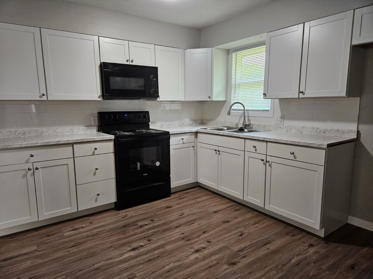 305 Oak Street - Photo 5 of 24