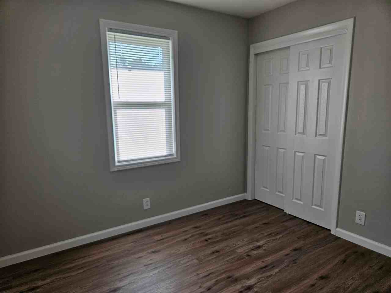 305 Oak Street - Photo 7 of 24