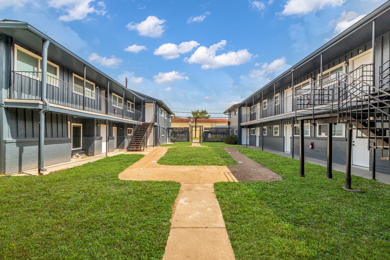 4706 Yellowstone Boulevard - Photo 5 of 26