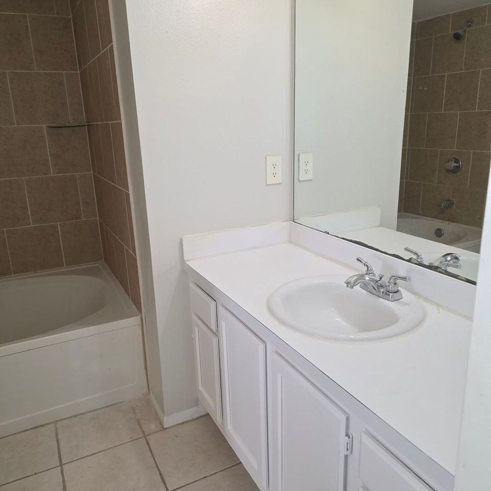 490 N Pin Oak Pl - Photo 4 of 13