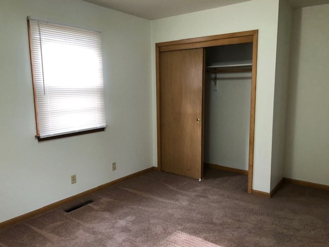 1332 Meadow Dale Dr - Photo 4 of 11