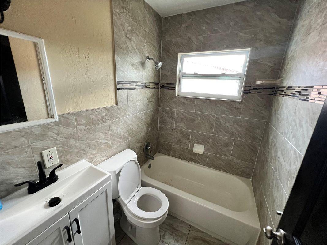 347 Se 6th St - Photo 2 of 8