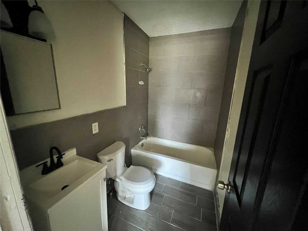 347 Se 6th St - Photo 3 of 8