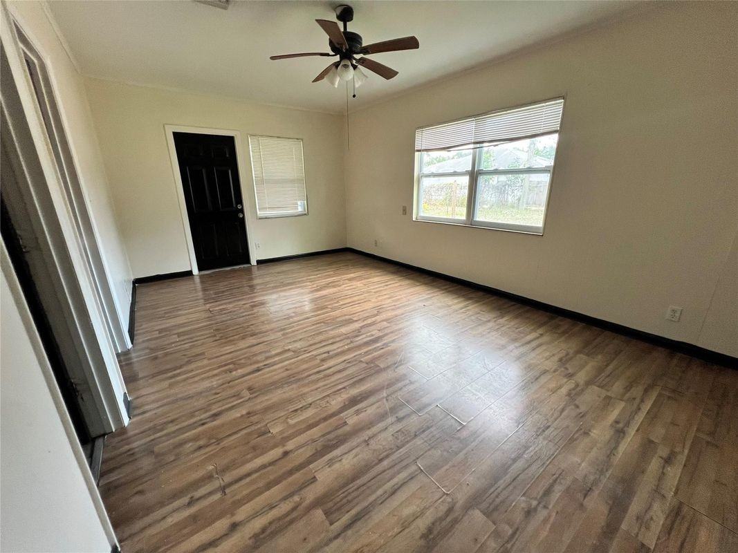 347 Se 6th St - Photo 5 of 8