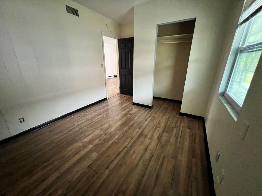 347 Se 6th St - Photo 6 of 8