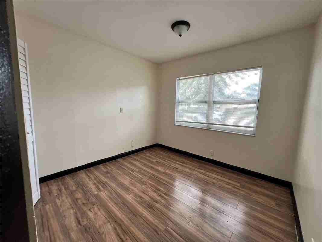 347 Se 6th St - Photo 7 of 8