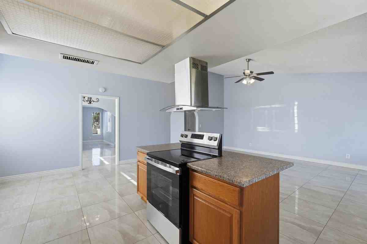 17853 N 43rd Dr - Photo 4 of 31