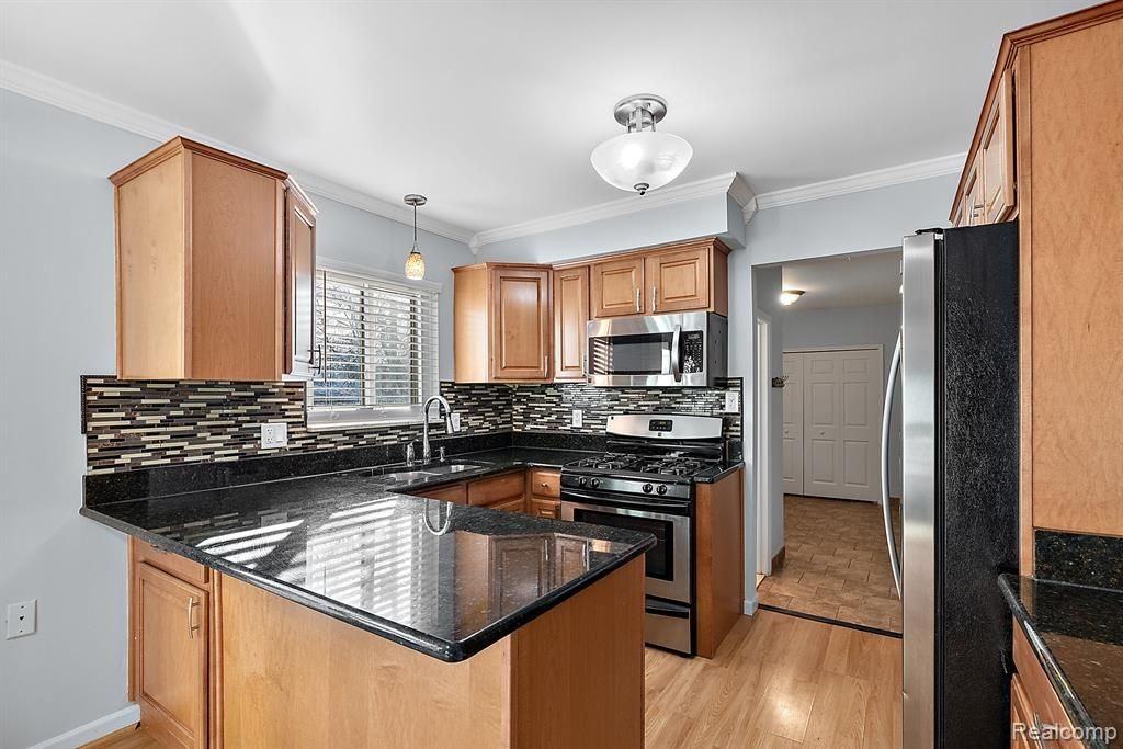 4058 Colonial Blvd - Photo 7 of 50