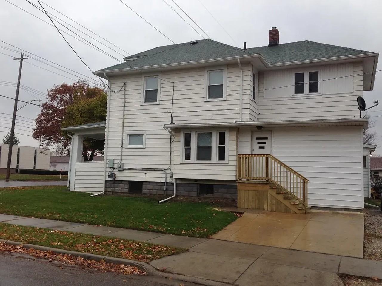 2200 E Grand River Ave - Photo 2 of 30