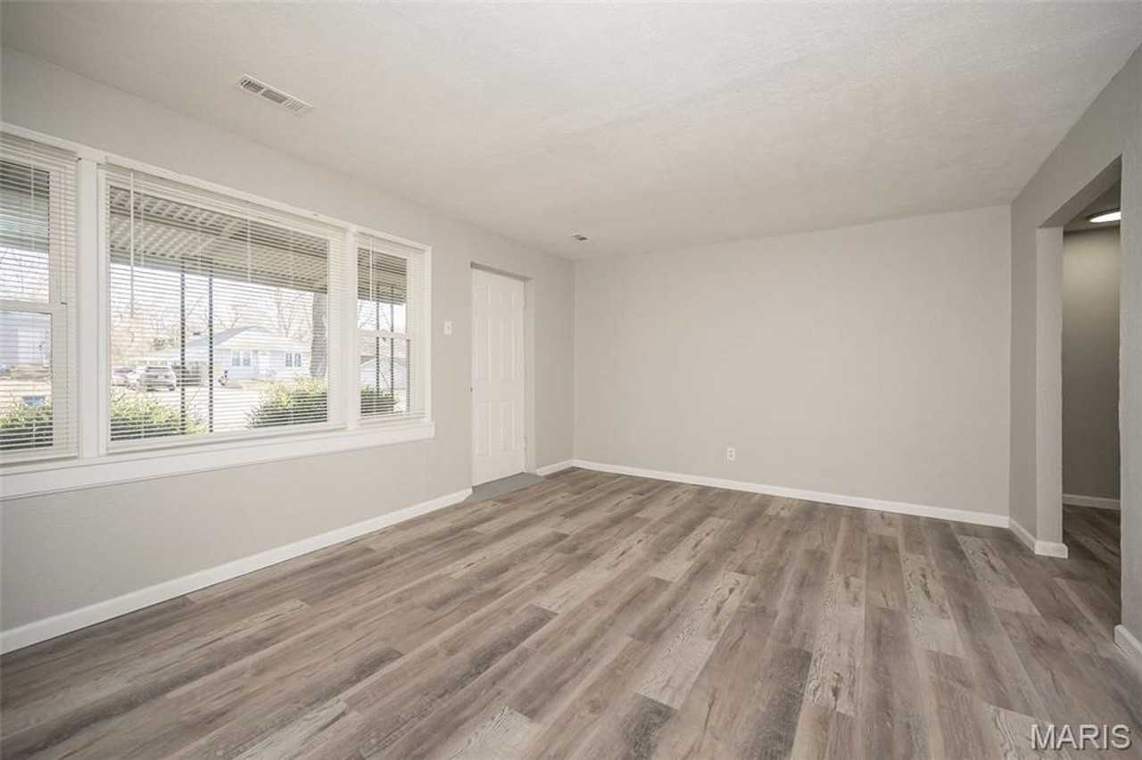 9813 Winkler Dr - Photo 4 of 16