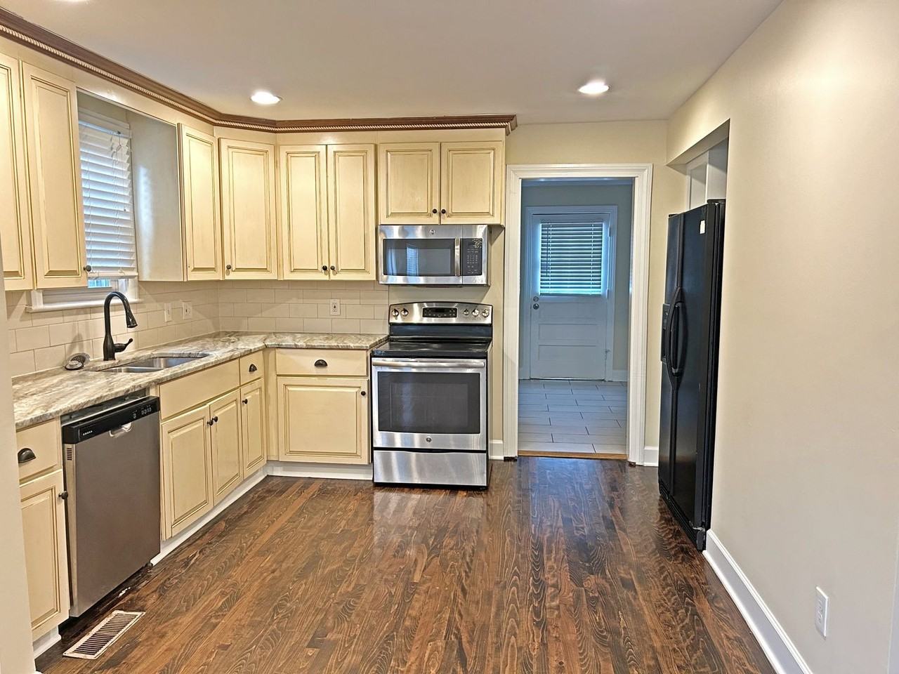 1110 Inglewood Dr - Photo 3 of 14