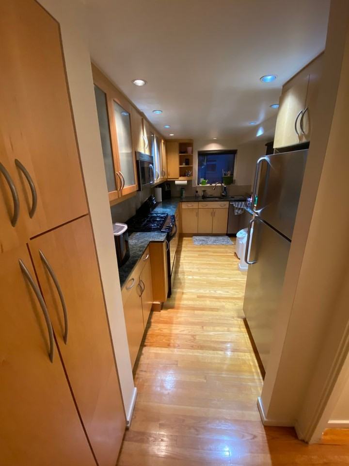 675 College St - Photo 3 of 13