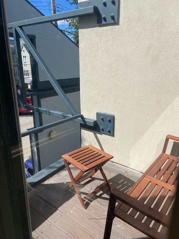 675 College St - Photo 5 of 13