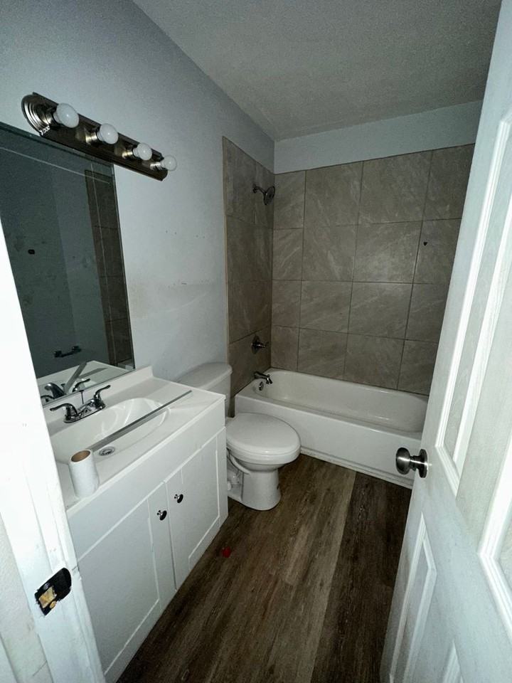 1859 1/2 Anna St - Photo 5 of 6