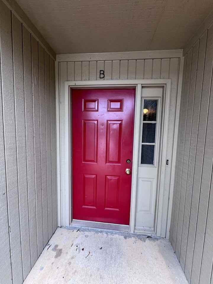 1025 Stonegate Dr Apt B - Photo 2 of 23