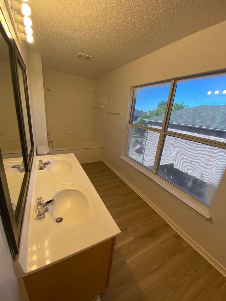 1220 Crabtree Ct - Photo 6 of 20