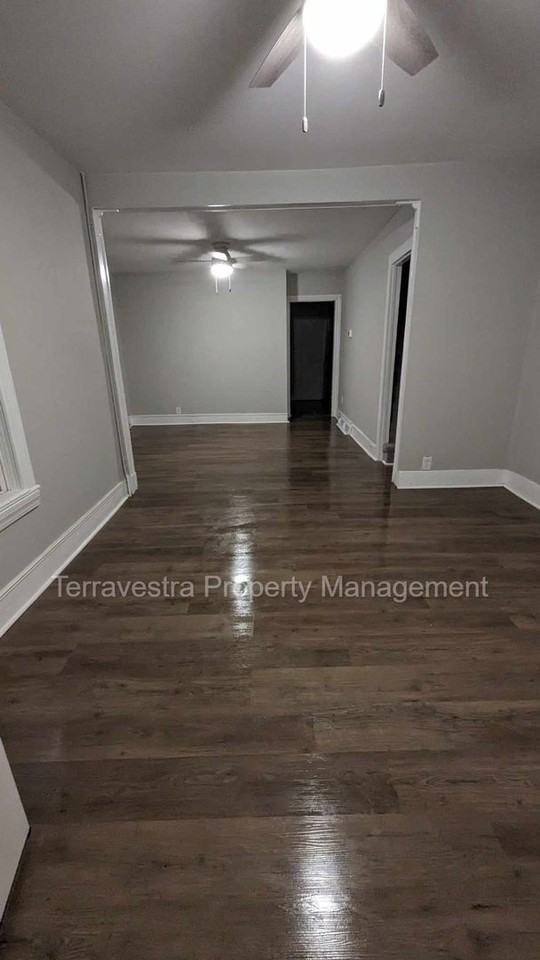 330 E Broad St - Photo 4 of 13