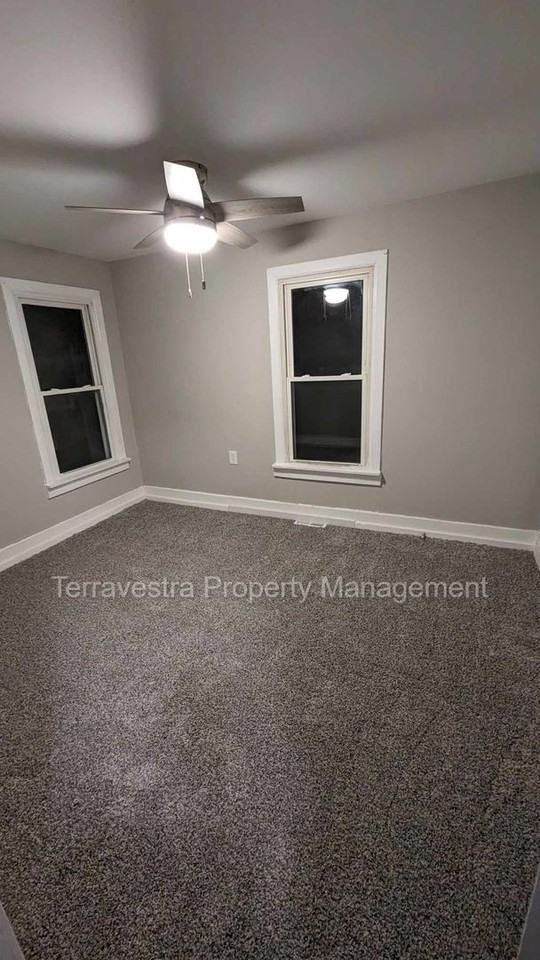 330 E Broad St - Photo 5 of 13