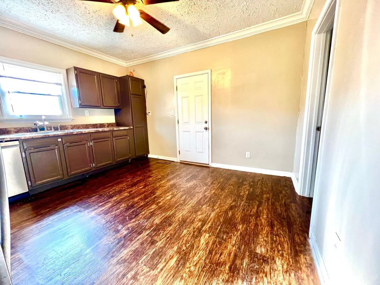 106 W Oak St - Photo 4 of 14