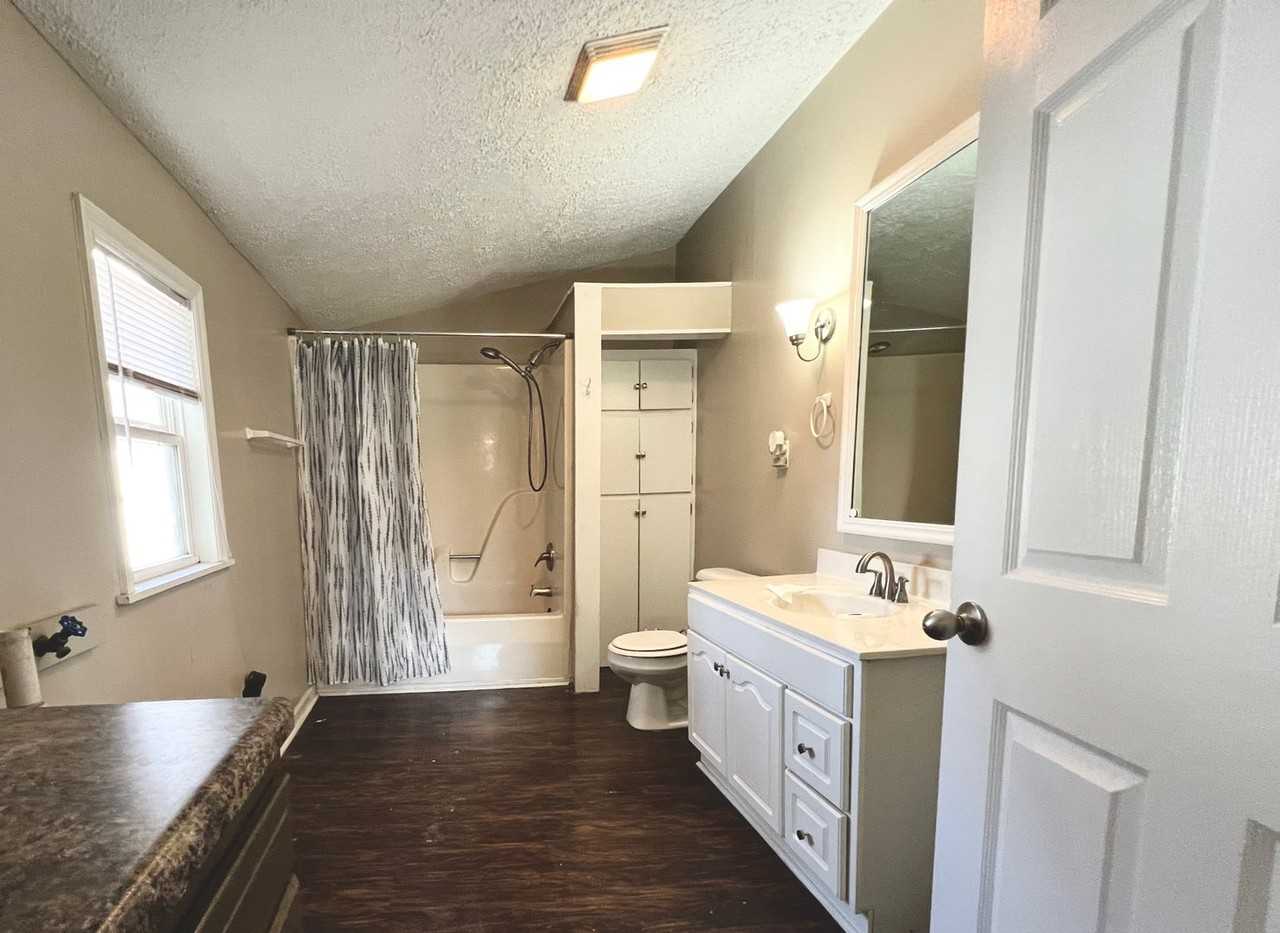 106 W Oak St - Photo 5 of 14