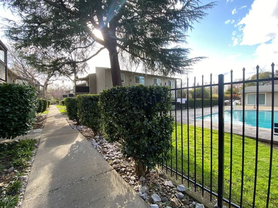 Menlo Pointe - Photo 7 of 25