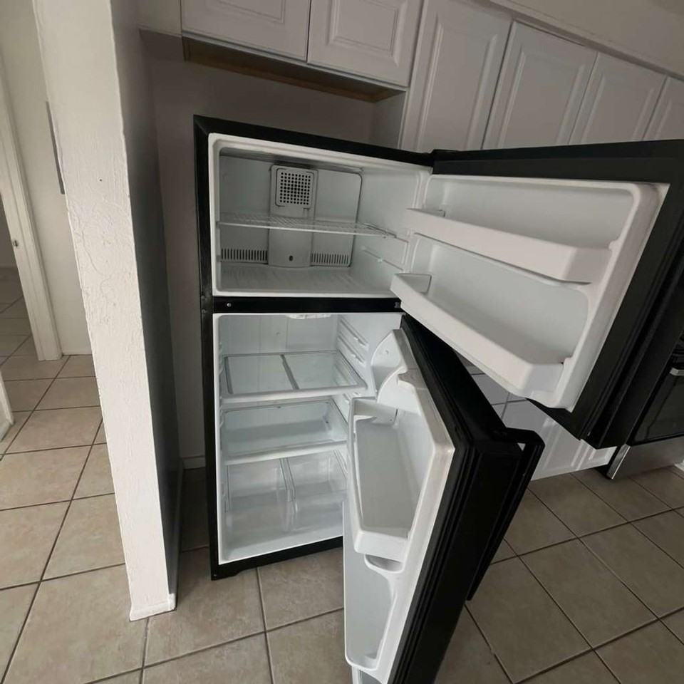 3910 Lora St - Photo 4 of 20