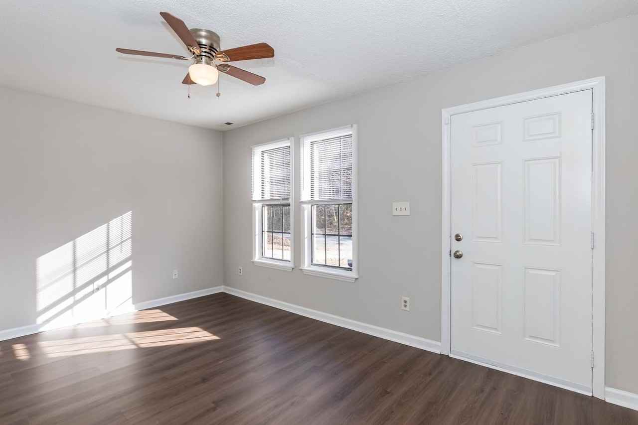 1805 Fox Hollow Dr - Photo 4 of 17