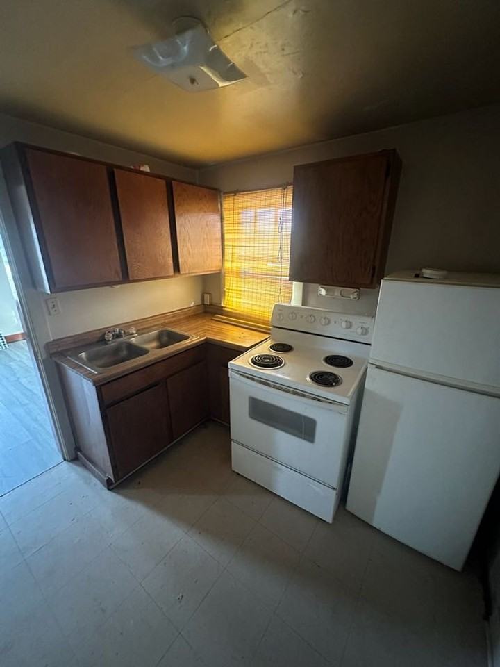 941 Sheridan St - Photo 3 of 7