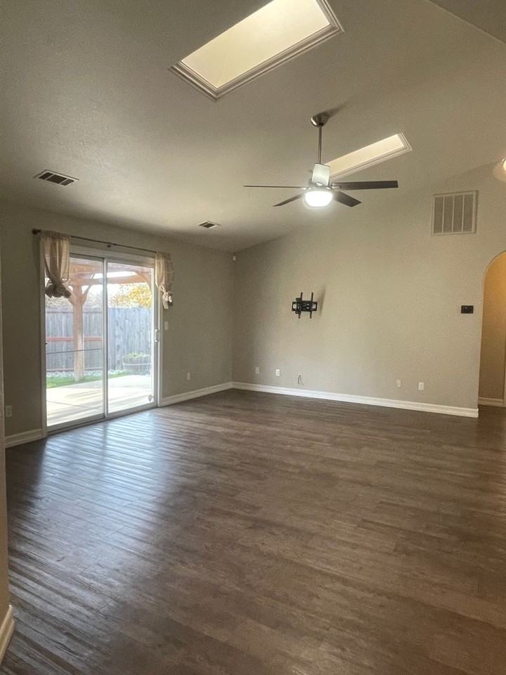 3505 Sunglow Dr - Photo 5 of 39