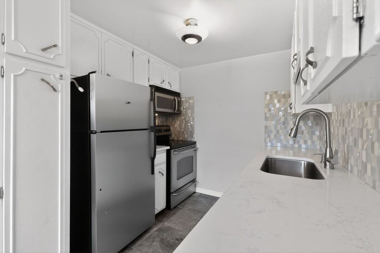 2262 S Valley Hwy - Photo 3 of 29